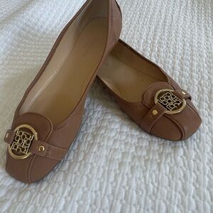 Liz Claiborne Iris Flex Form Flats & Gold Medallion in Cognac Brown. Size 7.